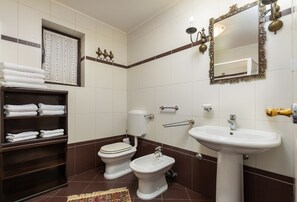 Ferienhaus, Mehrere Betten | Badezimmer | Dusche, Komfortbadewanne