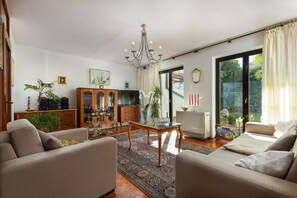 Ferienhaus, Mehrere Betten | Wohnzimmer | Fernseher