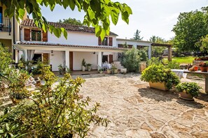 Vista frontal de la propiedad