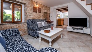 Appartement, 2 tweepersoonsbedden | Woonkamer | Televisie en een open haard