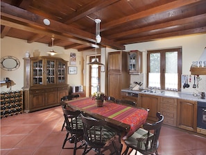 Vila, várias camas | Cozinha privada | Cooktop, lava-louças, talheres/pratos/utensílios de cozinha