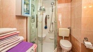 Appartement, 2 tweepersoonsbedden | Badkamer met douche