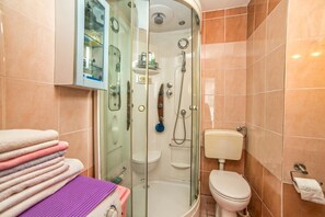 Apartment, 2 Doppelbetten | Dusche im Bad