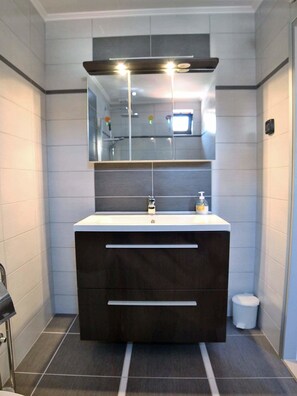 Departamento, varias camas | Baño | Regadera 