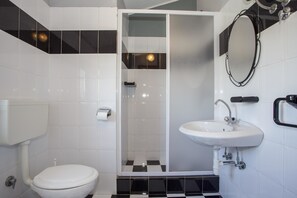 Villa, varias camas | Baño | Ducha y bañera profunda