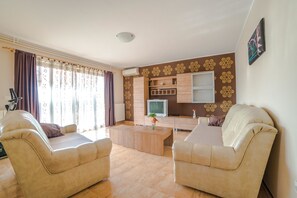 Apartment, Mehrere Betten | Wohnzimmer | Fernseher
