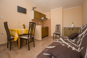 Apartemen, 1 Tempat Tidur Double dengan tempat tidur Sofa | Ruang keluarga | TV