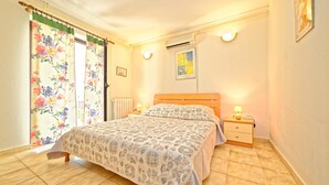 Apartment, 1 Double Bed | Private kitchen | Oven, stovetop, cookware/dishes/utensils - Guest House Jolanda / Comfort Double Room S3 (Medulin)
