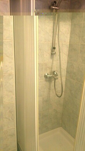 Apartamento, varias camas | Baño | Ducha