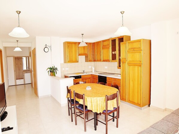 Appartement, Plusieurs lits | Cuisine privée | Surface de cuisson, lave-vaisselle, vaisselle et ustensiles