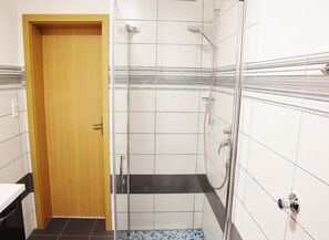 Apartment, Mehrere Betten | Dusche im Bad