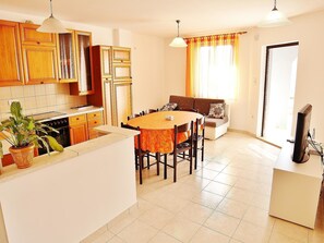 Apartamento, várias camas | Cozinha privada | Cooktop, lava-louças, talheres/pratos/utensílios de cozinha
