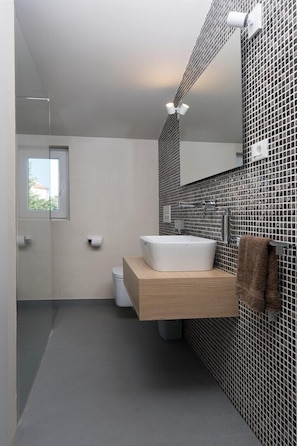 Apartment, Mehrere Betten | Badezimmer | Dusche