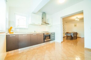 Apartment, Berbilang Katil | Dapur peribadi | Dapur, mesin basuh pinggan mangkuk