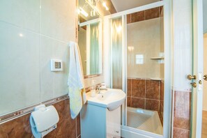 Apartment, Multiple Beds | Bathroom