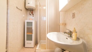 Apartment, Multiple Beds | Bathroom - Holiday Apartment Nino (Kanfanar)