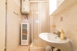 Apartment, Multiple Beds | Bathroom | Shower - Holiday Apartment Nino (Kanfanar)