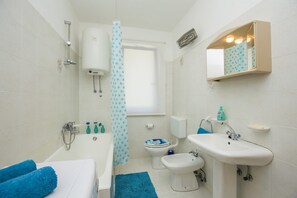 Deep soaking tub - Apartment Luciana / One Bedroom (Pula)