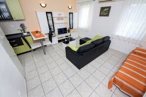 Apartment, Multiple Beds | Private kitchen | Stovetop, cookware/dishes/utensils