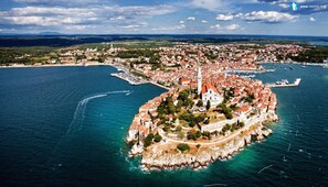 An aerial view of a coastal town with a prominent fortress-like structure surrounded by water. - Apartment Tomy / Studio A2 (Rovinj)