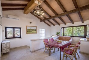 Maison, plusieurs lits | Cuisine privée | Plaque de cuisson, batterie de cuisine, vaisselle et ustensiles