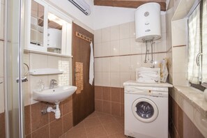 Casa, varias camas | Baño | Regadera 