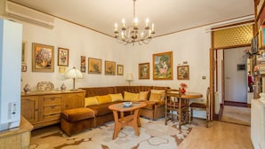 Apartment, Mehrere Betten | Wohnzimmer | Fernseher