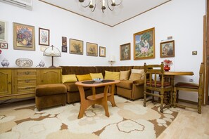 Apartment, Multiple Beds | Private kitchen | Stovetop, cookware/dishes/utensils