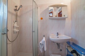 Appartement, 1 lit double et 1 canapé-lit | Salle de bain