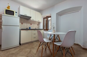 Apartment, 1 Double Bed with Sofa bed | Private kitchen | Stovetop, cookware/dishes/utensils