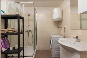 Appartement, 1 lit double et 1 canapé-lit | Salle de bain