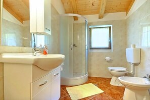 Appartement, Plusieurs lits | Salle de bain | Douche