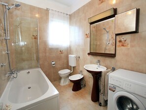 Appartement, Meerdere bedden | Badkamer | Een douche, een diep bad