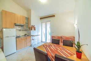 Apartamento, várias camas | Cozinha privada | Cooktop, talheres/pratos/utensílios de cozinha