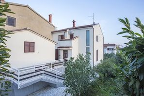 Apartemen, Beberapa Tempat Tidur | Bagian depan properti