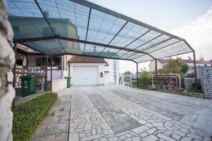 Apartemen, Beberapa Tempat Tidur | Tempat parkir | Parkir mandiri gratis