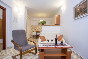 Apartment, Mehrere Betten | Wohnzimmer | Fernseher