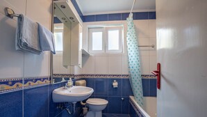 Apartment, 2 Single Beds | Bathroom | Deep-soaking bathtub - Apartment Pavlovic / One Bedroom (Rovinj)