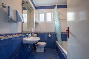 Apartment, 2 Single Beds | Bathroom