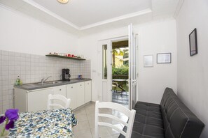 Apartment, 2 Single Beds | Private kitchen