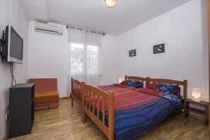 Appartement, 2 lits jumeaux | Cuisine privée | Surface de cuisson, vaisselle et ustensiles
