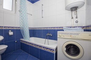 Appartement, 2 lits jumeaux | Salle de bain | Baignoire profonde