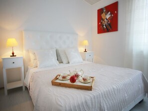 Departamento, varias camas | Cocina privada | Refrigerador, microondas, parrilla de estufa y lavavajillas 