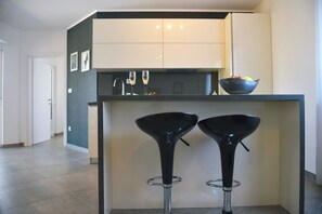 Villa, varias camas | Cocina privada | Parrilla de estufa, lavavajillas y utensilios de cocina