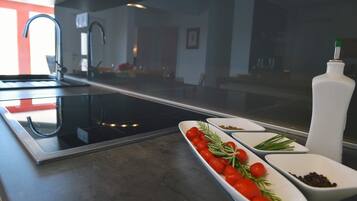 Villa, Meerdere bedden | Privékeuken | Een kookplaat, een vaatwasser, kookgerei, borden en bestek