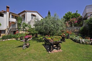 Apartamento, várias camas | Pátio
