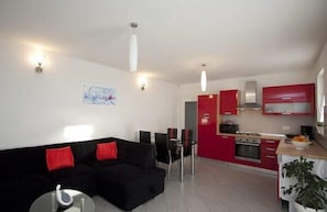 Villa, varias camas | Cocina privada | Parrilla de estufa y lavavajillas 