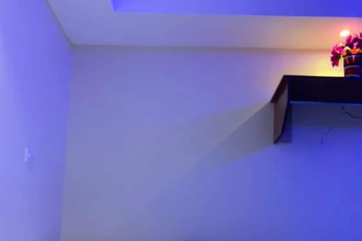 Une chambre à coucher avec un lit, des oreillers et une table de chevet.
