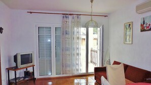 Unclassified image, 4 of 18, button