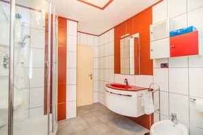 Apartment, 2 Doppelbetten | Badezimmer | Dusche